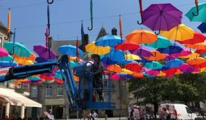 Le ciel de parapluies est en place