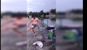 Il tente de plonger dans un fleuve en sautant d’une poubelle