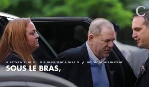 Harvey Weinstein, inculpé pour un viol et une agression sexuelle, ressort menotté du commissariat