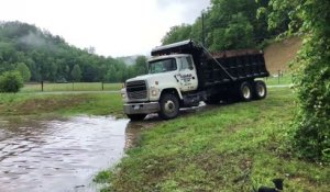 Un camion traverse une rivière en crue (Caroline du Nord)