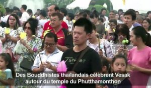 Les Bouddhistes thaïlandais célèbrent l'anniversaire de Bouddha