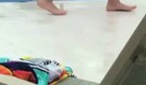 Une femme se rase les jambes dans la piscine d'un l’hôtel !
