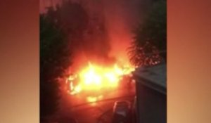 Rarissime : cette voiture en feu a été frappée par la foudre !