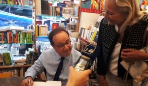 Privas : François Hollande commence à Privas sa séance de dédicace