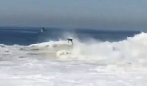 Un surfeur se fait souffler par une vague énorme... comme un pantin