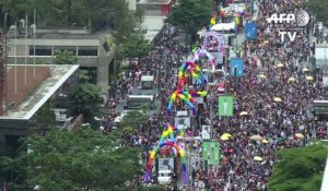 Brésil: des milliers de personnes à Sao Paulo pour le gay pride