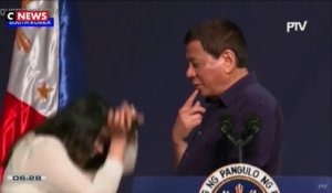 Philippines : le président Duterte embrasse une femme de force sur scène