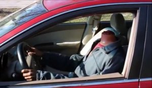 Un conducteur sans tête fait peur aux employés au drive d'un fast-food