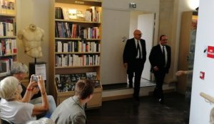 Plusieurs dizaines de personnes attendent de rencontrer l'ancien président de la République, François Hollande, à la librairie L'Intranquille de Besançon