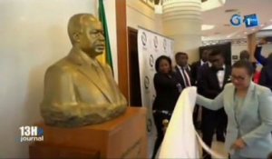 RTG / La Fondation Omar Bongo offre un buste de feu Omar Bongo aux sénateurs Gabonais