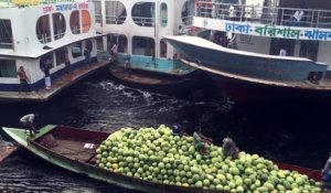 Regardez comment ils gèrent les bateaux au Bangladesh... Très risqué