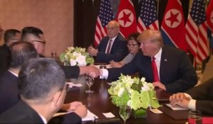 Deuxième poignée de main pour Donald Trump et Kim Jong-un en réunion de travail