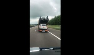 Il coirse un camion qui transporte des voitures incroyables sur l'autoroute du Sud