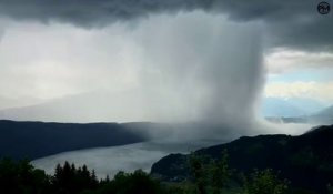 Les incroyables images d'une colonne de pluie au-dessus d'un lac en Autriche. Déluge...