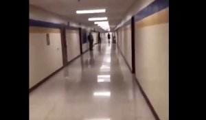 Un lycéen fait de la moto dans les couloirs de son école