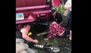 Une femme ivre se coince la tête dans le pot d’échappement d’un pickup