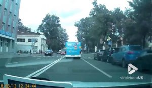 Un biker en colère éclate le rétro d'un bus