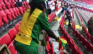Ces fans du Sénégal nettoient le stade après le match de leur équipe en Coupe du Monde en Russie