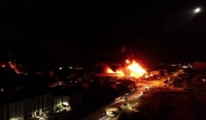 Isère : l'incendie du magasin Bricoman vu d'un drone