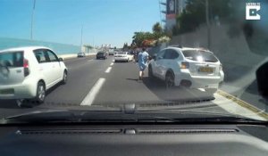 Un scooter distrait se prend une voiture sur l'autoroute