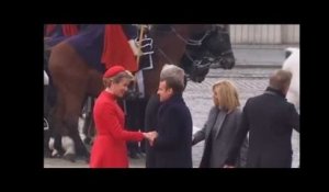 Emmanuel Macron accueilli par le couple royal en Belgique