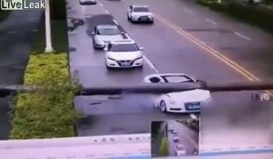 Cet automobiliste miraculé sort vivant de sa voiture écrasée par un pylône lampadaire !