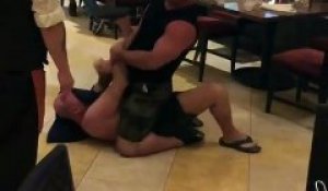 Un ancien combattant MMA intervient pour calmer un homme ivre dans un restaurant