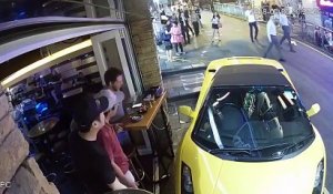 Sans conducteur cette lamborghini roule dans la terrasse d'un café !