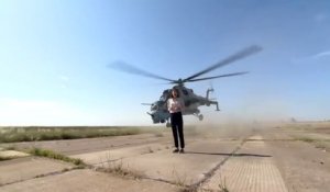 Cette journaliste russe va avoir très chaud au passage d'un hélicoptère en pleine interview