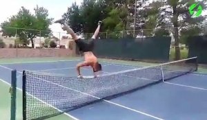 Il réussit à tenir en équilibre sur les mains sur un filet de tennis