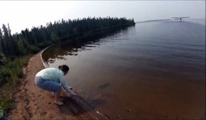 Ils remettent à l'eau un poisson qui va vite revenir dans leurs bras... regardez pourquoi