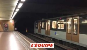 Le métro bruxellois joue «Tous ensemble» de Johnny Hallyday - Foot - CM 2018