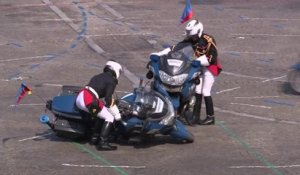 14-Juillet: les images des deux motards de la gendarmerie entrés en collision, sans gravité, pendant le défilé