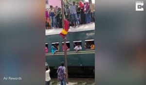 Voilà comment on descend du train en Inde : poteau téléphonique
