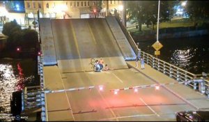 Etats-Unis : spectaculaire accident impliquant une cycliste sur un pont mobile