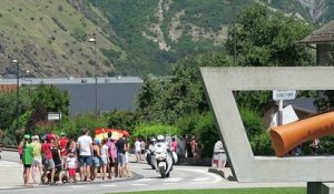 Le Tour à Saint-Jean-de-Maurienne : au rond-point Opinel, un peloton éclaté