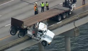 Floride : la cabine du semi-remorque pend dans le vide