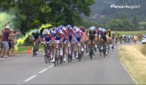 Tour de France 2018 : Un spectateur lance un fumigène sur les coureurs du peloton !
