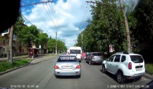 Un taxi russe fait régner l'ordre sur la voie publique en empêchant les passants de traverser