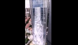 Une cascade de 100 mètres de haut construite sur le flanc d'un gratte-ciel en chine