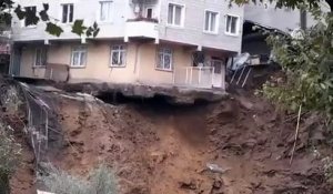 En équilibre, un immeuble s'effondre suite à un glissement de terrain à Istanbul !