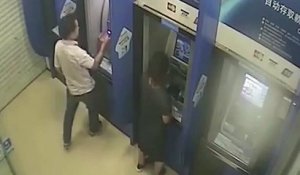 Un homme détruit tous les distributeurs automatiques d’une banque !