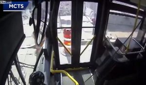 Ce bus termine dans un bâtiment, filmé de l'intérieur !