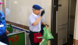 Japon : ils nettoient un train en quelques minutes !! Pas comme la SNCF...