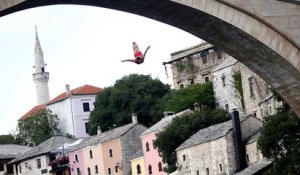 Bosnie : les traditionnels plongeons du pont de Mostar