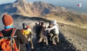 Indonésie : des randonneurs bloqués en altitude après un séisme