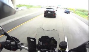 Ce motard s'arrête et enlève des obstacles sur l'autoroute