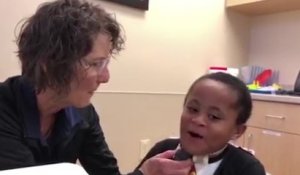 Un enfant parle pour la première fois grâce à un électrolarynx