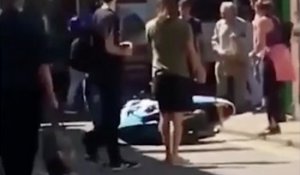 Un passant pousse au sol la moto des braqueurs d’une bijouterie pour les empêcher de s’enfuir