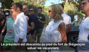 Bain de foule d’Emmanuel Macron à la sortie du fort de Brégançon